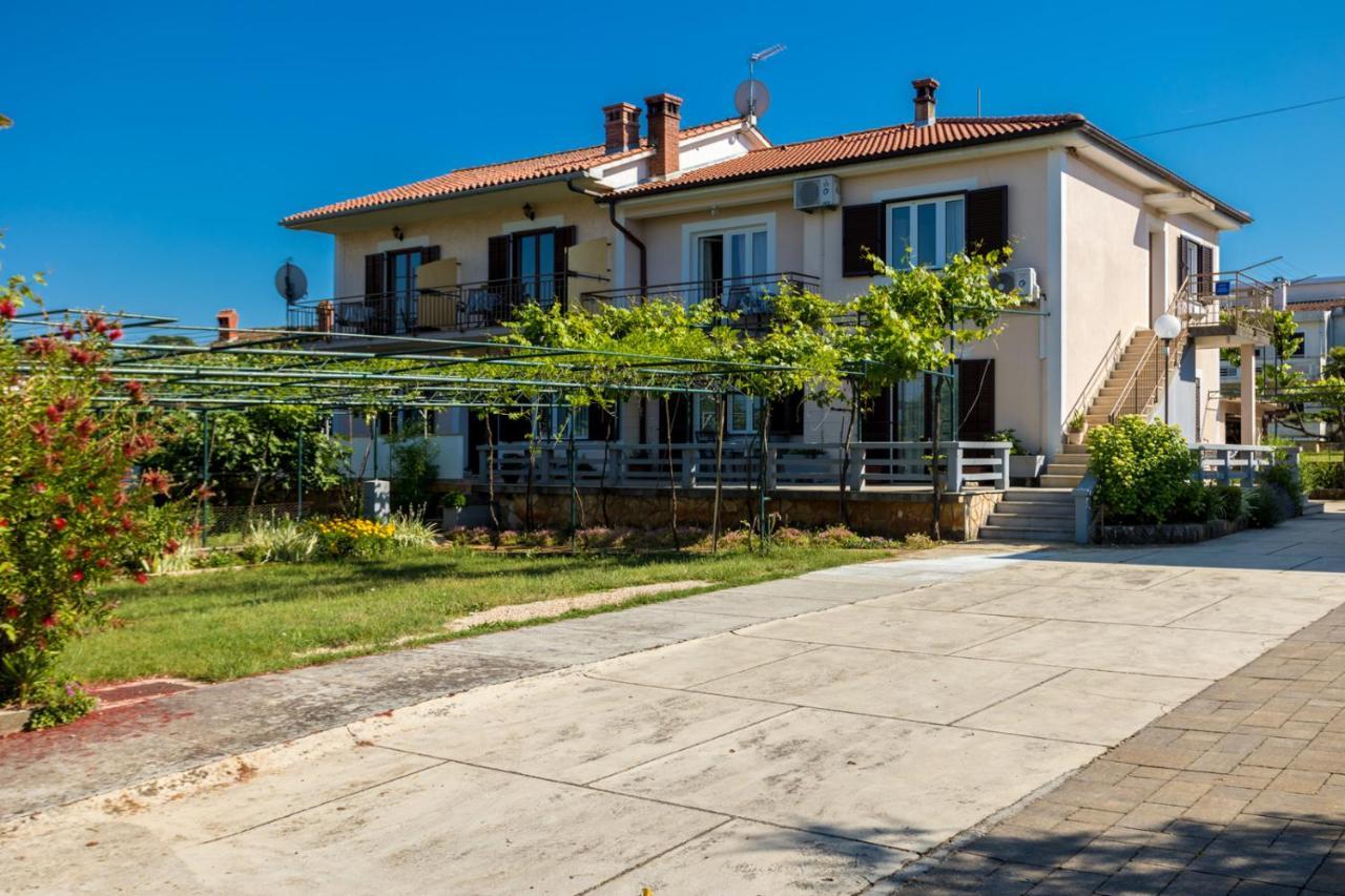 Apartments And Rooms Kod Keti Малинска Екстериор снимка