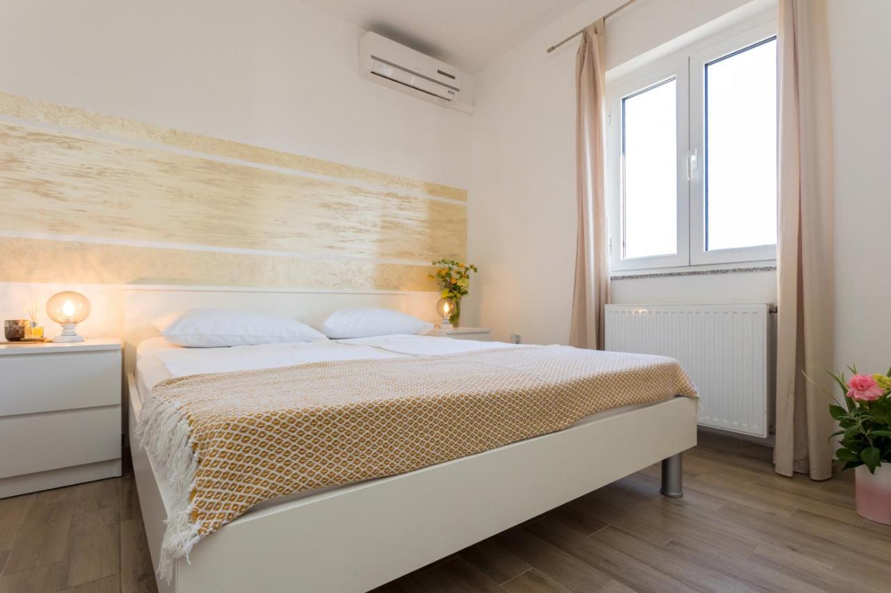Apartments And Rooms Kod Keti Малинска Екстериор снимка