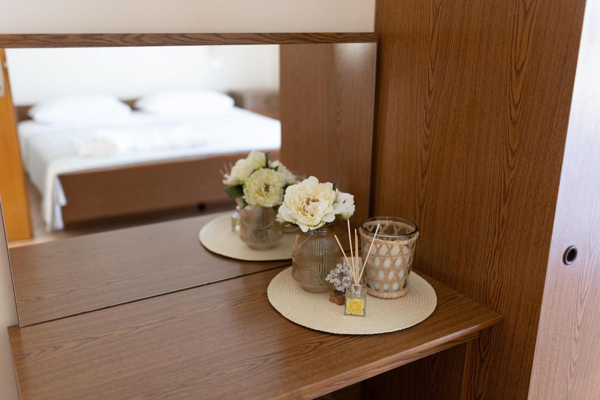 Apartments And Rooms Kod Keti Малинска Екстериор снимка