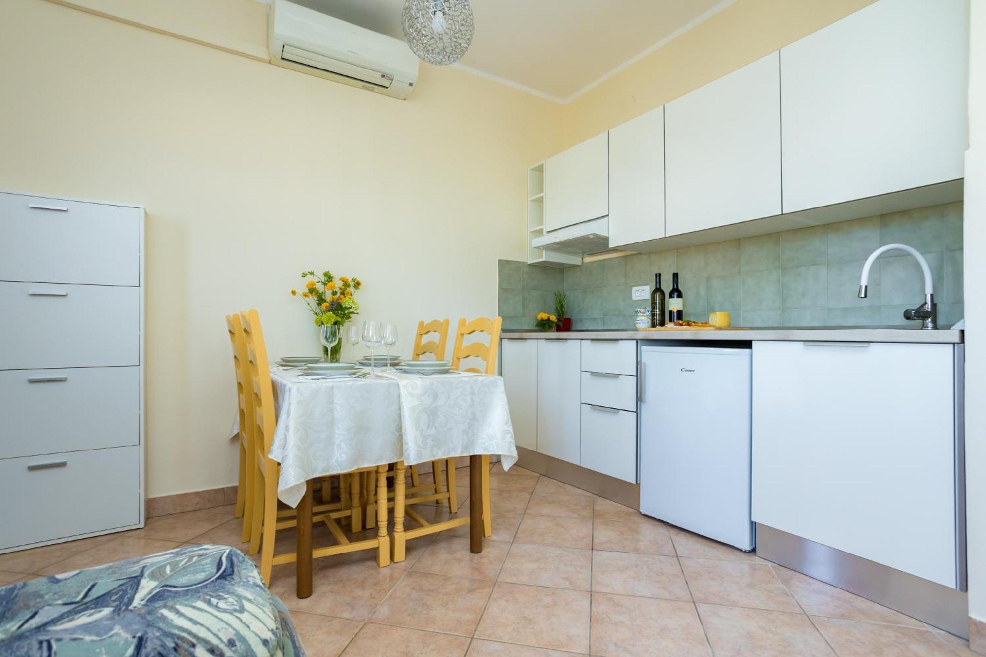 Apartments And Rooms Kod Keti Малинска Екстериор снимка