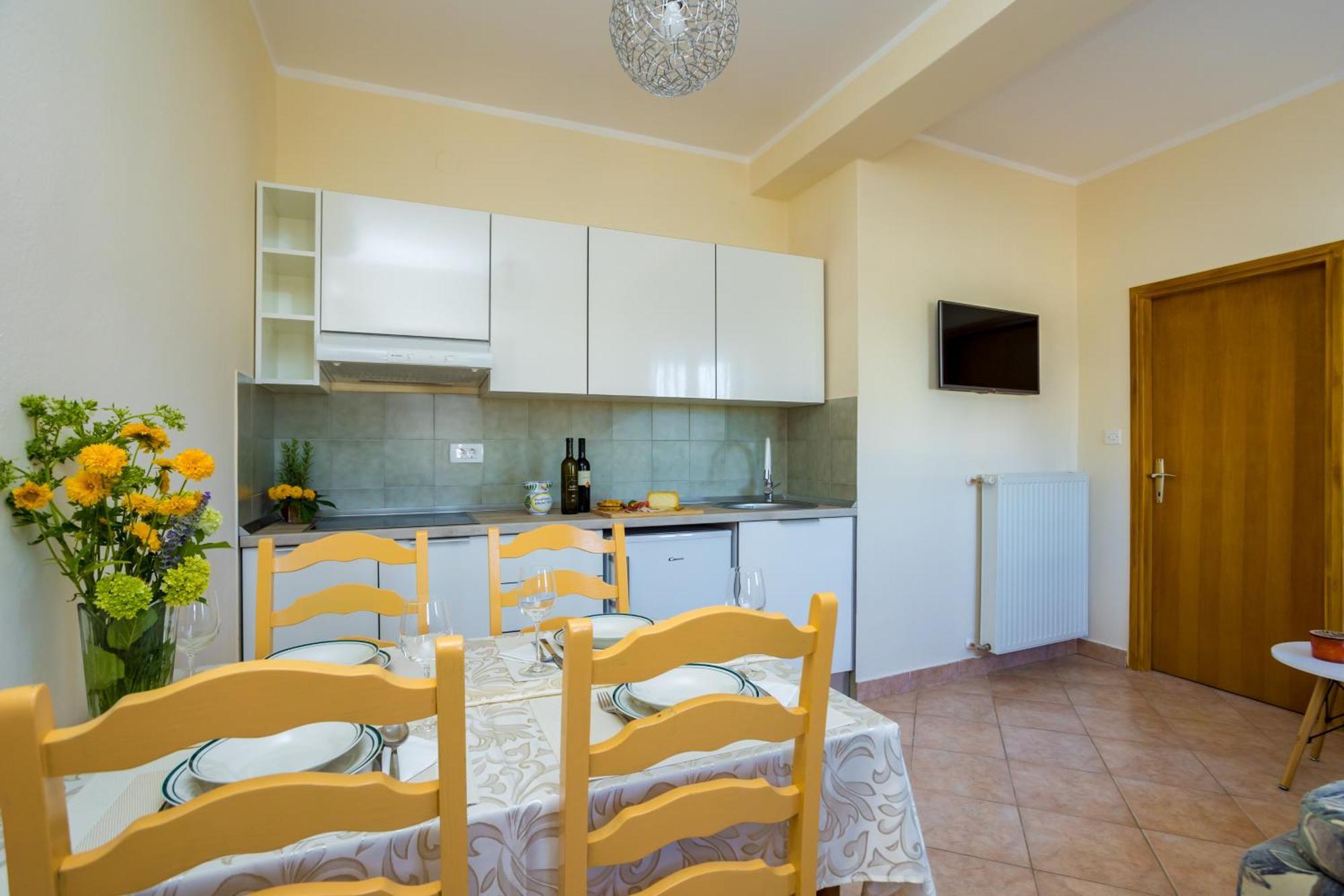 Apartments And Rooms Kod Keti Малинска Екстериор снимка