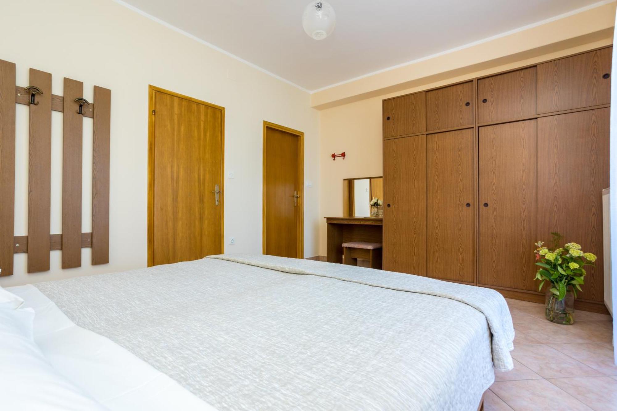 Apartments And Rooms Kod Keti Малинска Екстериор снимка