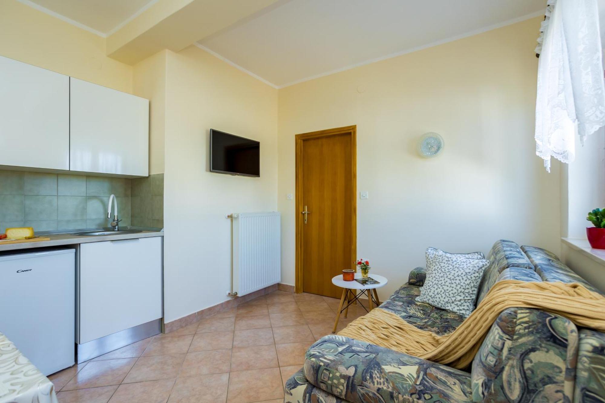 Apartments And Rooms Kod Keti Малинска Екстериор снимка