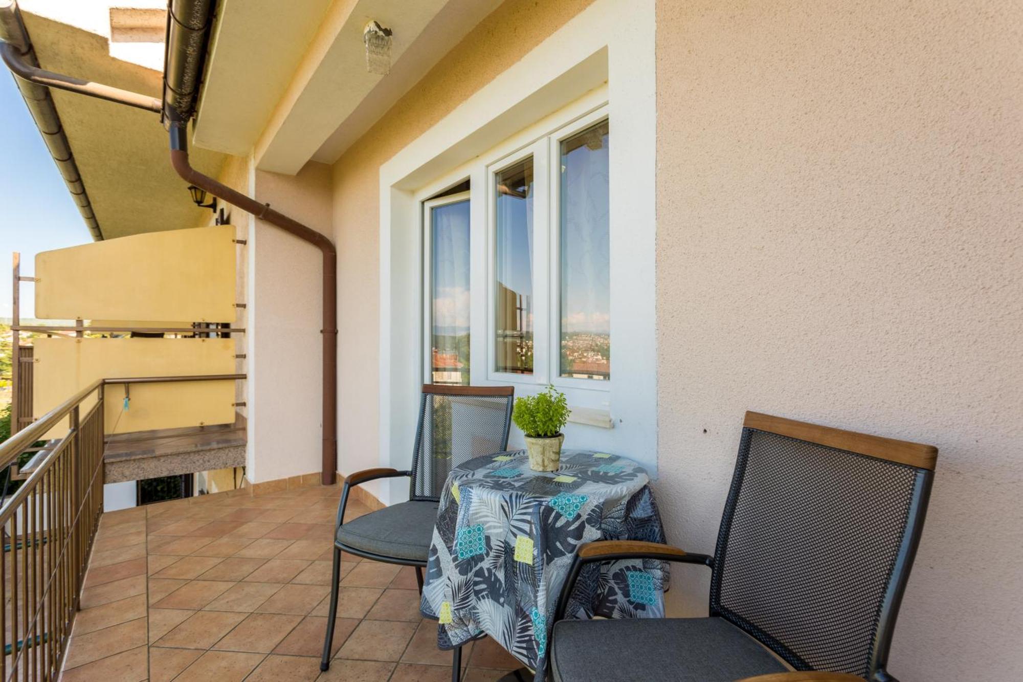 Apartments And Rooms Kod Keti Малинска Екстериор снимка