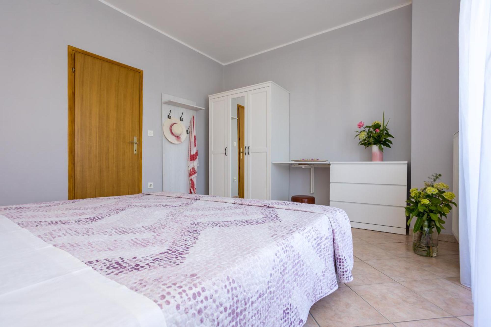 Apartments And Rooms Kod Keti Малинска Екстериор снимка