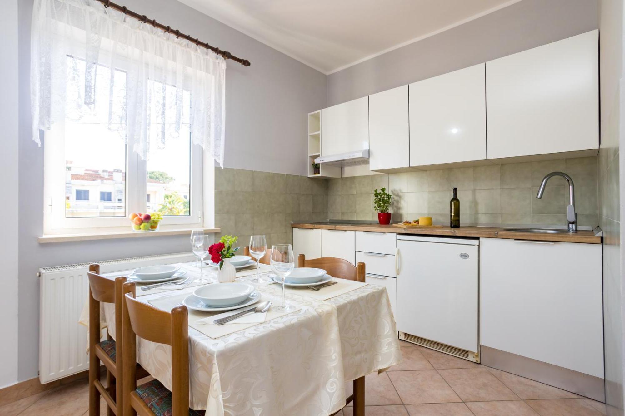 Apartments And Rooms Kod Keti Малинска Екстериор снимка