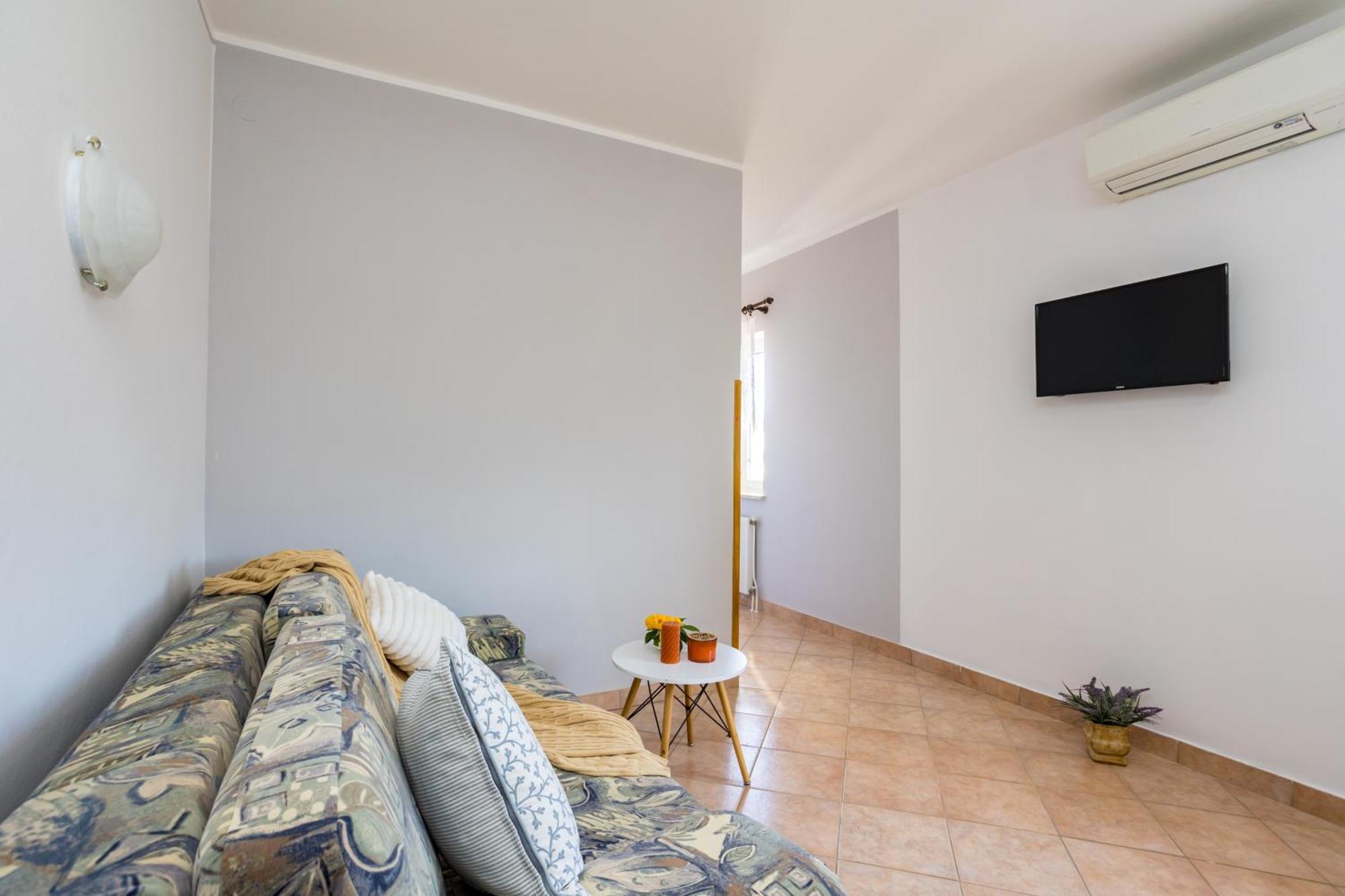 Apartments And Rooms Kod Keti Малинска Екстериор снимка